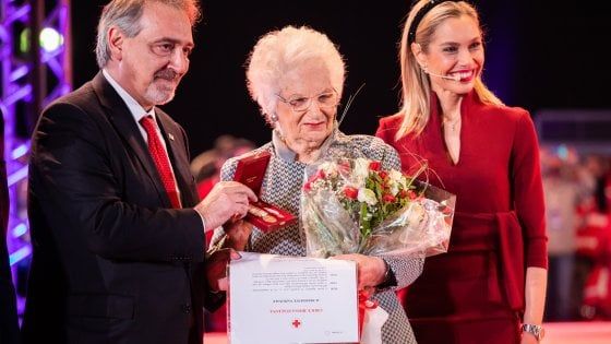 Liliana Segre riceve la medaglia d'oro della Croce Rossa: "Grazie per il vostro impegno di giusti"