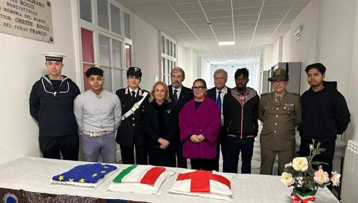 Coronata, bandiere al merito. Don Martino: "L'Europa non può essere una dogana, ma un orizzonte"