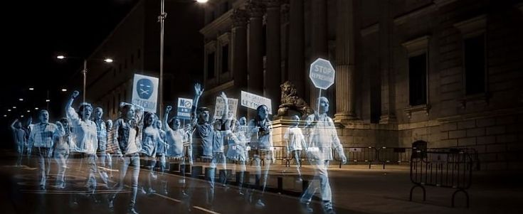 Ologrammi, biohacking e Visual Street Art. Le piazze (virtuali) del futuro