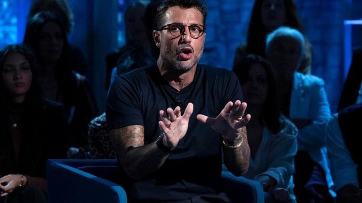 Fabrizio Corona e Falsissimo, chiusi i profili social. Meta: “Violati gli standard della community”