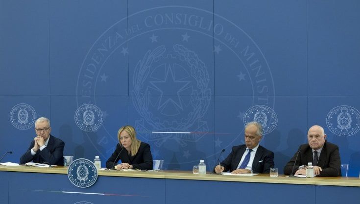 “Non possiamo intercettare i ragazzini”. Lo schiaffo di Tajani in Cdm argina Piantedosi