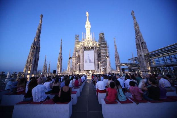 Milano, notturno sulle guglie del Duomo con Verdi e Mark Twain