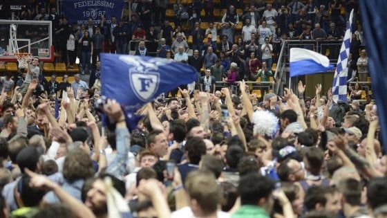 Basket, Bologna in festa: la Fortitudo dopo dieci anni torna in serie A