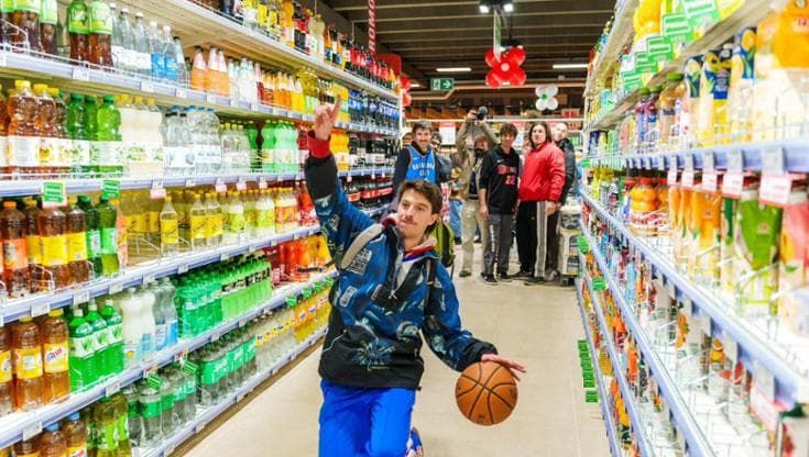 La partita di basket è in mezzo agli scaffali: a Quarto il flash mob contro i supermercati