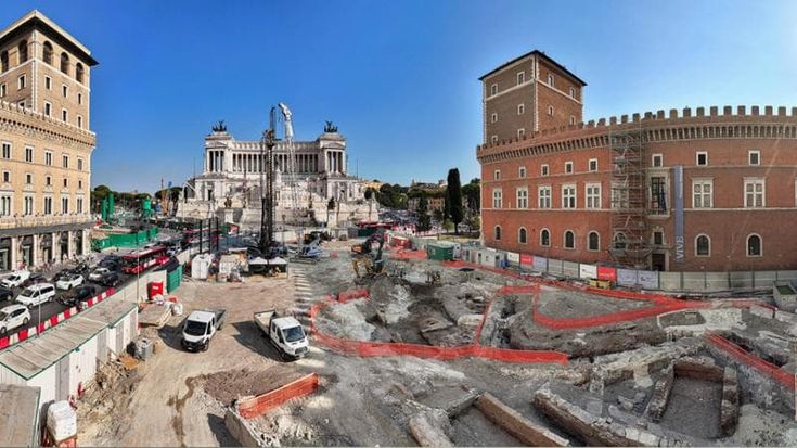 Metro C, nel cantiere di piazza Venezia tornano alla luce un’insula romana e l’antica Flaminia
