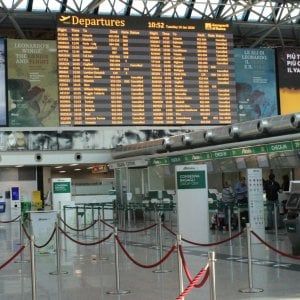 Voli cancellati, Ue avverte le compagnie aeree: "I viaggiatori hanno diritto al rimborso"