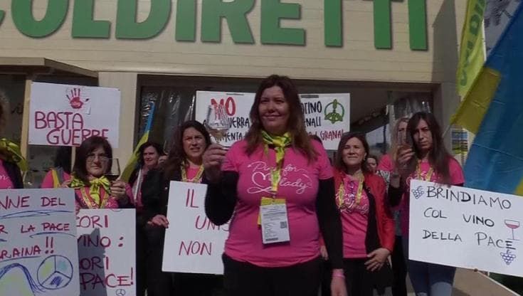 Vinitaly, il flash mob delle donne contro la guerra: "Il vino unisce, svuotiamo gli arsenali"