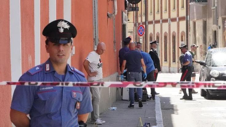 Sparatoria in pieno centro a Chivasso, uomo colpito alle gambe davanti a scuola e asilo