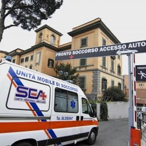 Apre lo sportello, colpisce ciclista e scappa: caccia al pirata della strada