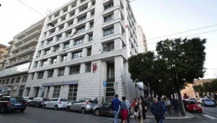 Popolare Bari, caos fra titoli crollati e prestiti da restituire: ora i vertici della banca aprono al confronto 