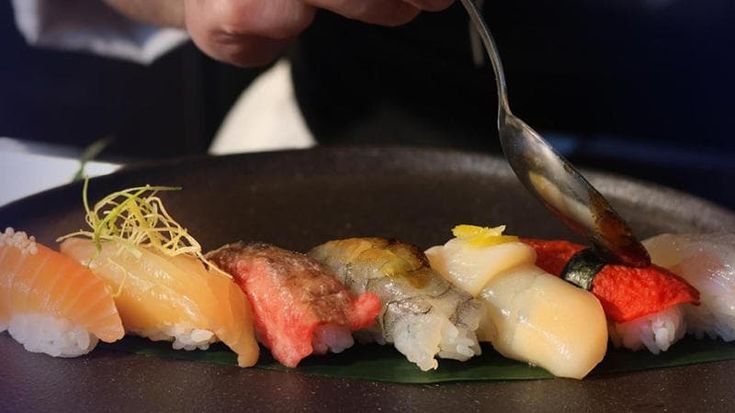 Giappone fuori-schema tra yuzu, ceviche e wagyu: 5 locali che cambiano pelle al sushi (e non solo)