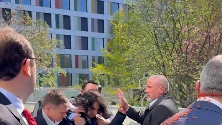 Iran, il figlio dell'ultimo Scià imbrattato con salsa al pomodoro a Berlino