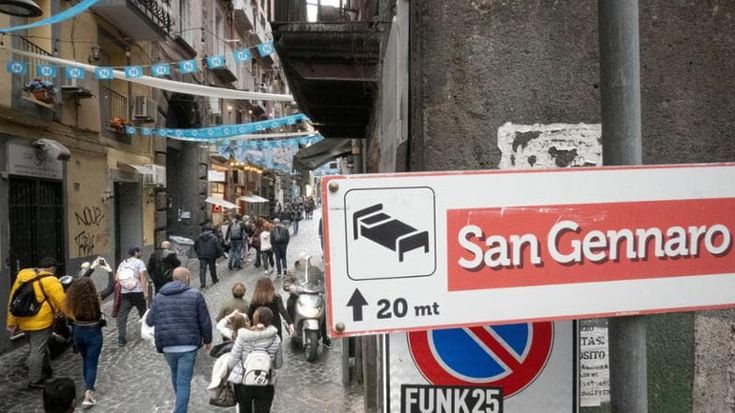 Napoli, protesta per l’area Unesco invasa dai B&b: “Tagliati fuori dall’acquisto di una casa”