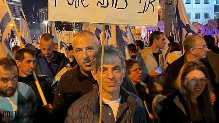 Lo scrittore israeliano Etgar Keret: “La priorità è che Netanyahu se ne vada, per questo torno in piazza”
