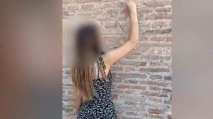 “I genitori della 17enne che ha inciso il Colosseo mi hanno detto, che male c’è?”: parla la guida che ha filmato la turista svizzera