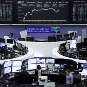 Listini deboli con le banche, vigile attesa per le parole di Janet Yellen sui tassi Usa