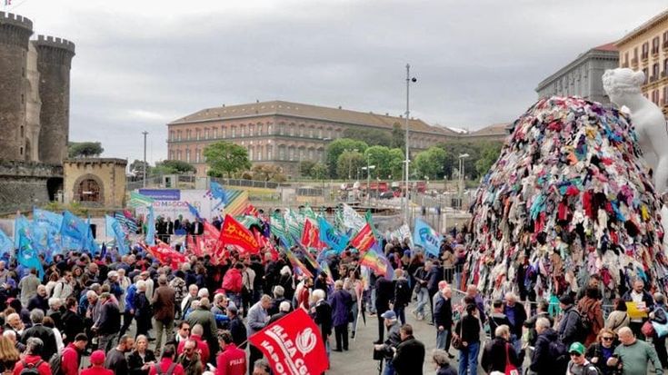 Napoli, Primo maggio davanti alla Venere degli stracci. Manfredi: “Troppe paghe da fame, salario minimo per garantire i diritti di tutti”