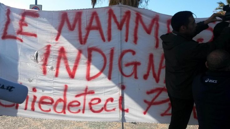 Renzi in Calabria, contestazione fuori dalla scuola