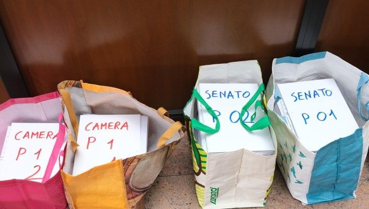 Elezioni politiche, tra gilet arancioni e partiti "anti-Pinocchio": a Milano presentate le prime liste