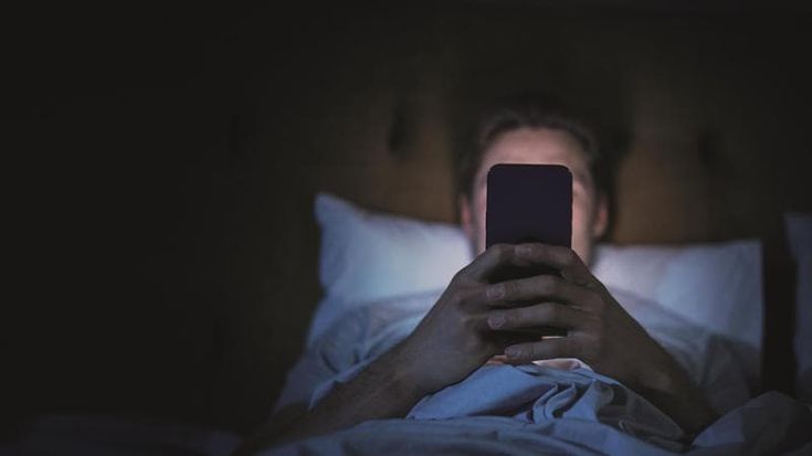 Allarme insonnia: un lavoratore su tre dorme meno di 6 ore