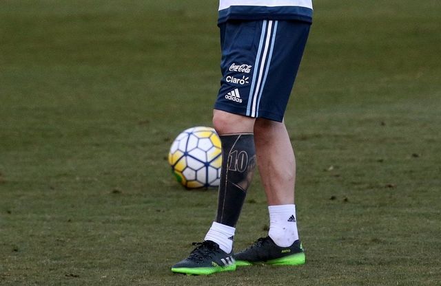 Un tatuaggio 'calzino', il nuovo look di Messi