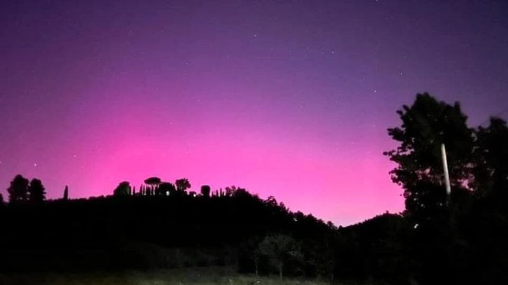 Dal rosa al viola, l'aurora boreale ha colorato anche il cielo della Toscana