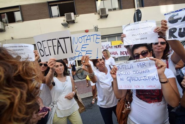 Scuola, nastrini bianchi per i docenti precari in protesta