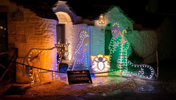 Alberobello, il presepe nella magica atmosfera dei trulli: oltre cento installazioni luminose ad Aia Piccola