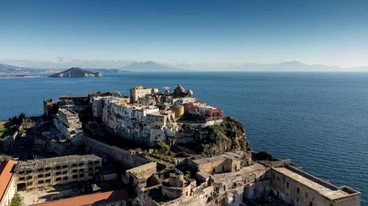 L’elogio della lentezza che rende Procida immortale