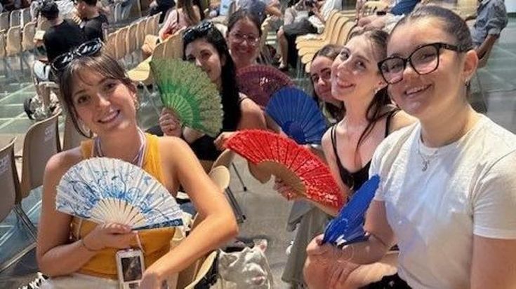 Turisti in città, ventagli a ruba. “Qui in estate mai più. In Canada a giugno abbiamo 25 gradi”