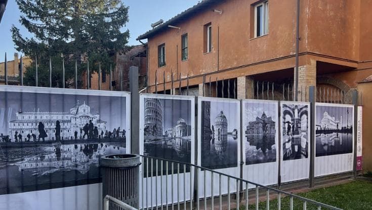 Pisa, l’ingresso alle toilette di piazza dei Miracoli diventano galleria d’arte