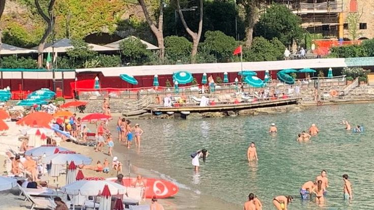 La spiaggia di Paraggi affollata come in agosto
