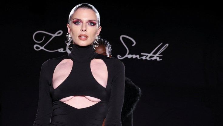 Julia Fox, il debutto alla fashion week di New York dopo la rottura con Kanye West 