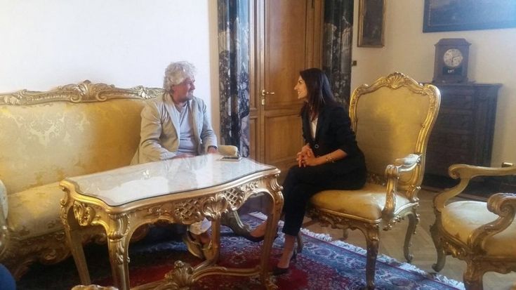 Roma, Grillo e Casalino si affacciano al balconcino del Campidoglio