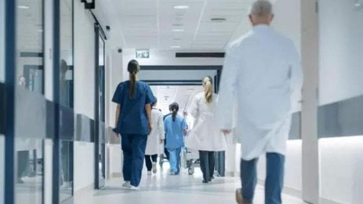 Medicine interne, quasi l’80% dei pazienti ha oltre 70 anni. Pochi letti, medici e infermieri