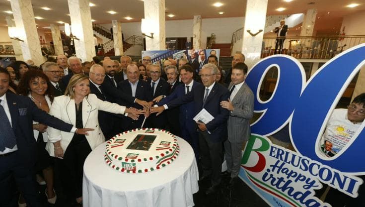Cartonati, megatorta e slogan “seconda giovinezza”: festa per i 90 anni di Berlusconi a Napoli