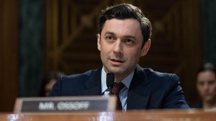 Ossoff: “Trump sta facendo infuriare il Paese, nessuno sporco trucco potrà salvarlo alle urne”