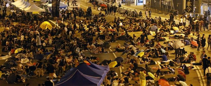 Hong Kong, studenti non mollano: "Restiamo". La tensione dei residenti: "Dobbiamo lavorare"