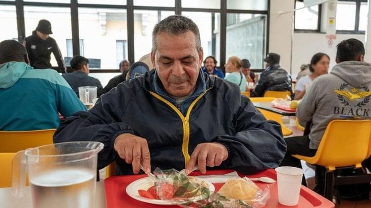 Povertà, la Giornata mondiale viene celebrata con un pranzo alla mensa di San Francesco a Milano