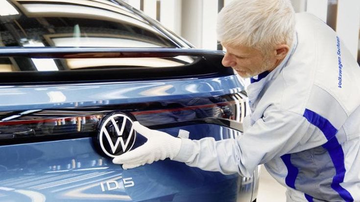 Il sondaggio che allarma Volkswagen: per i manager è "a rischio fallimento". Bmw abbassa le stime