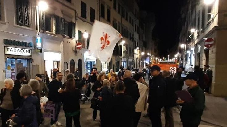 “Basta con lo spaccio” corteo in via Palazzuolo con pentole e fischietti