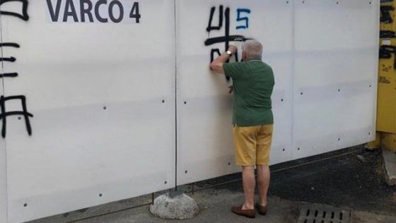 Niente ferma gli anziani che guardano i cantieri: un buco nel muro per spiare i lavori allo stadio