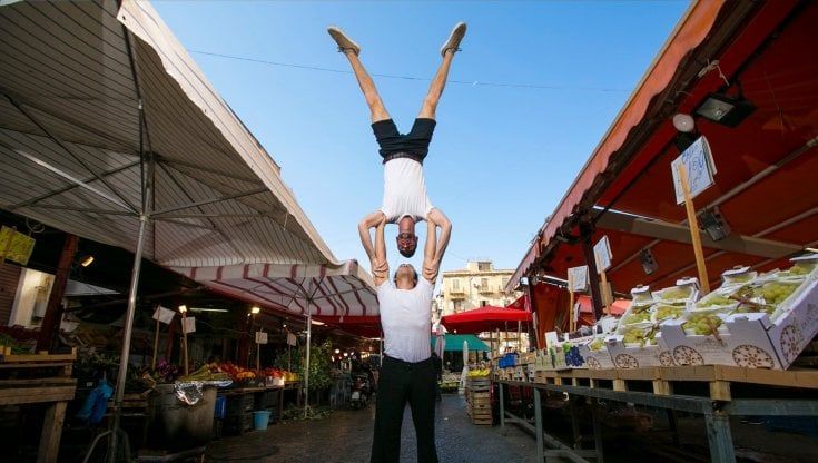 Il Ballarò Buskers va in trasferta: trampolieri e clown nelle piazze del Cep e dello Zen