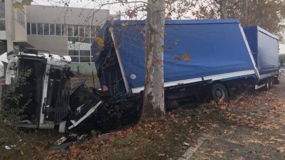 Fidenza, 38enne indagato per la morte del padre si suicida schiantandosi contro un tir: grave l'autista 