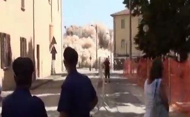 S.Agostino, demolito il municipio/<a title="http://bologna.repubblica.it/cronaca/2012/07/19/foto/sisma_demolito_il_municipio_di_sant_agostino-39359017/1/" href="http://bologna.repubblica.it/cronaca/2012/07/19/foto/sisma_demolito_il_municipio_di_sant_agostino-39359017/1/"><span style="color: rgb(153, 0, 0);">Foto</span></a>/<a href="http://video.repubblica.it/edizione/bologna/sisma-demolito-il-municipio-di-sant-agostino/101094?video" title="http://video.repubblica.it/edizione/bologna/sisma-demolito-il-municipio-di-sant-agostino/101094?video"><span style="color: rgb(153, 0, 0);">Vd</span></a><br />Sgarbi protesta: "Una barbarie"/<a href="http://video.repubblica.it/edizione/bologna/sant-agostino-sgarbi-contro-tutti/101110?video" title="http://video.repubblica.it/edizione/bologna/sant-agostino-sgarbi-contro-tutti/101110?video"><span style="color: rgb(153, 0, 0);">Video</span></a>