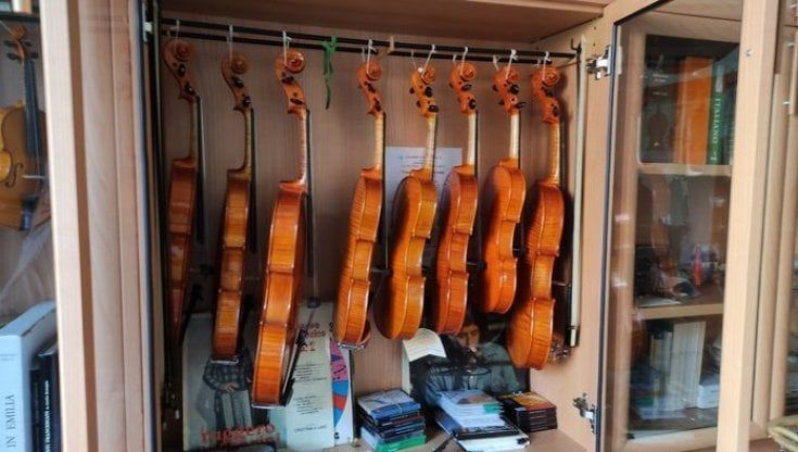 I violini del liutaio Italo Bentivoglio torneranno a suonare con l'orchestra Senzaspine
