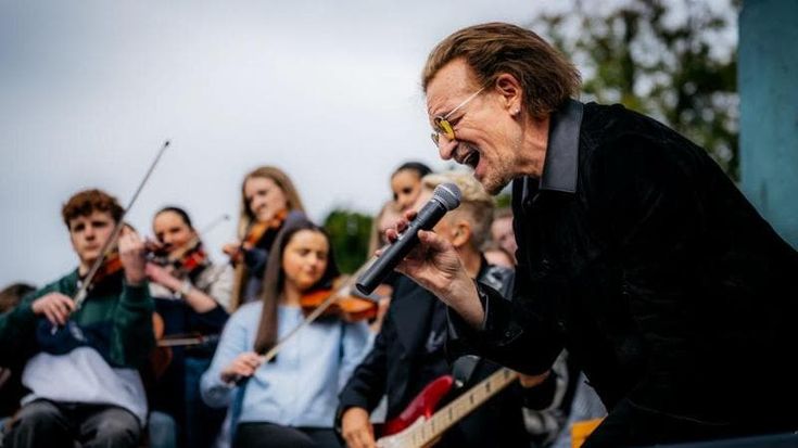 U2, la nuova era riparte dalle origini: il live tra i ragazzi della scuola dove tutto ebbe inizio