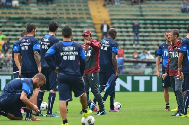 La nazionale di Conte a Bari: "L'Italia ci guarda"<br />Applausi per gli azzurri sull'erba del San Nicola