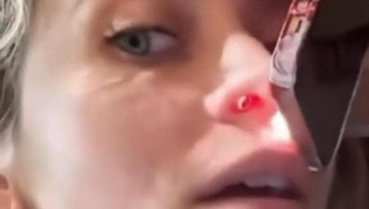 Paris Jackson parla delle conseguenze dell'uso di droga: "Ho un buco nel naso, ci va uno spaghetto"