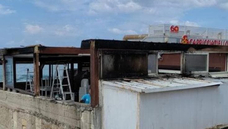 Salento, incendio nella notte allo Scapricciatiello: danni per il locale simbolo della costa ionica
